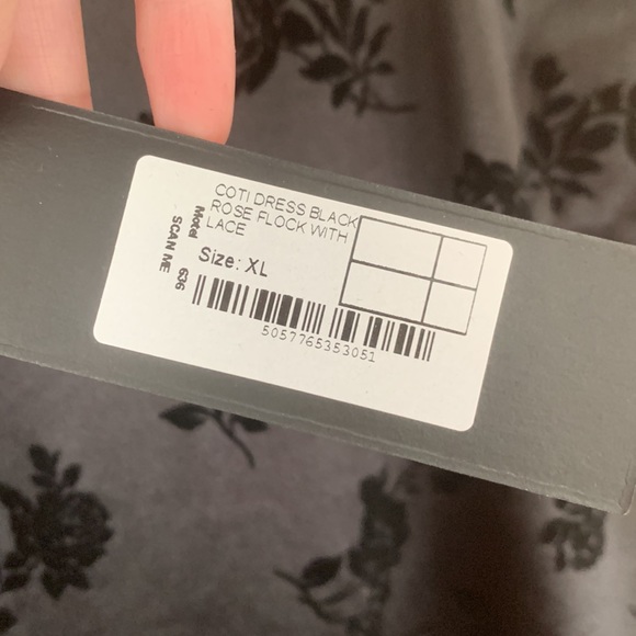 Black Motel body con dress with rose detail - Picture 3 of 5